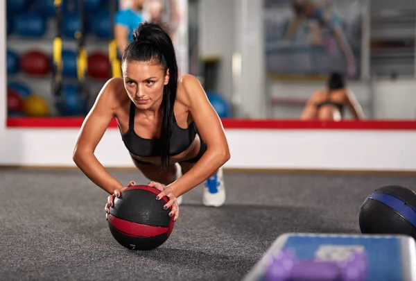 Mujer joven con balón de medicina — Foto de Stock