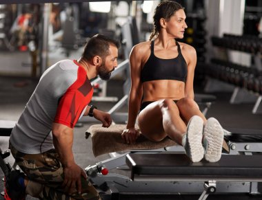 Spor salonunda İşyerinde kişisel antrenör