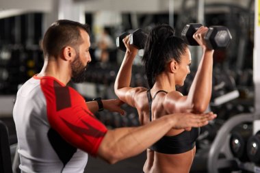 Spor salonunda İşyerinde kişisel antrenör