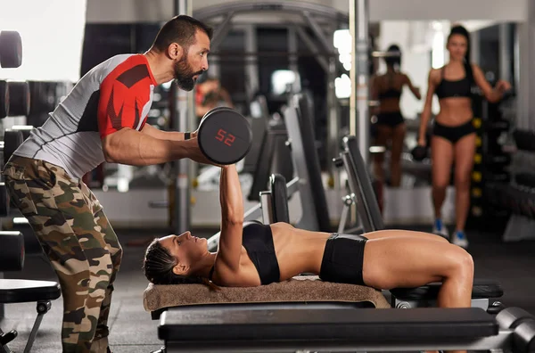 Entrenador en el trabajo en el gimnasio — Foto de Stock