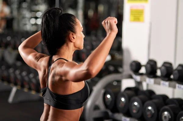 Mujer calentando para entrenamiento de hombro —  Fotos de Stock