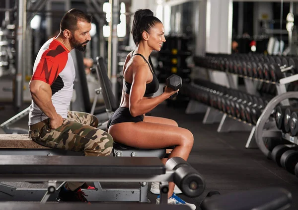 Personal trainer at work in the gym — Stock Photo, Image