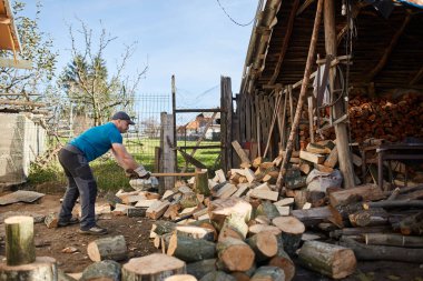 Adam ahşap günlükleri bölme