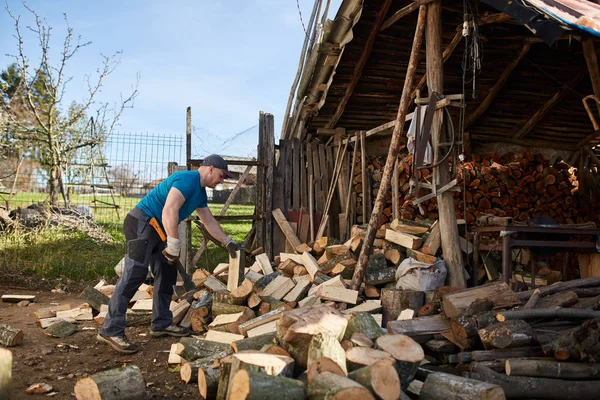 Muž štípání dřevěných hranolů — Stock fotografie