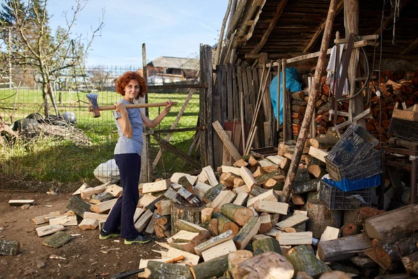 Woman splitting beech logs — Stock Photo, Image