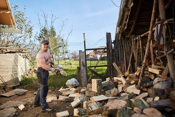 Człowiek, dzielenie bali drewnianych — Zdjęcie stockowe