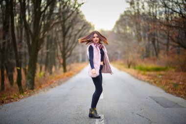 Yolun ortasında duran genç kadın