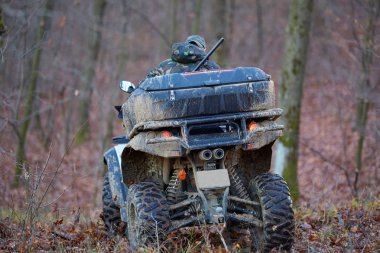 Ormanın içinde oyun için arama bir quad bisiklet üzerinde genç avcı