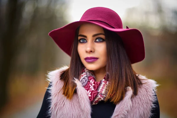 森の中の紫の帽子を持つ若い女性 — ストック写真