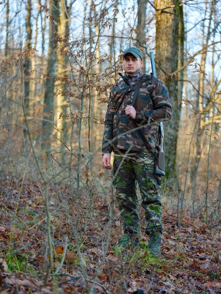 Hunter Traje Camuflaje Con Escopeta Doble Cañón —  Fotos de Stock