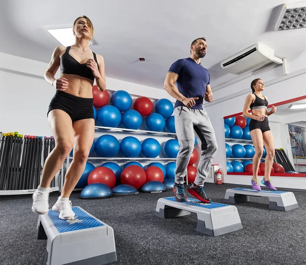 Fitness Instructeur Les Filles Qui Font Entraînement Cardio Avec Des — Photo