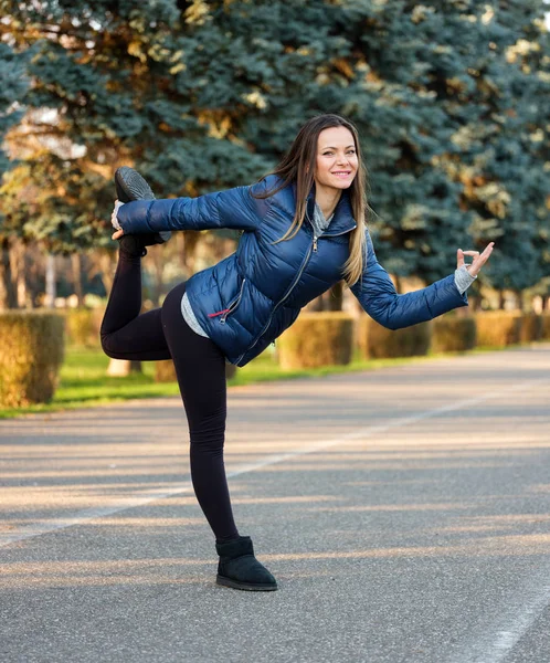 Jovem Mulher Fazendo Uma Postura Ioga Livre Parque — Fotografia de Stock