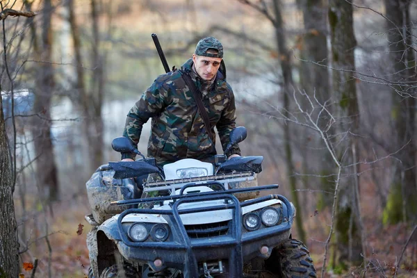 Giovane Cacciatore Quad Alla Ricerca Gioco Nella Foresta — Foto Stock