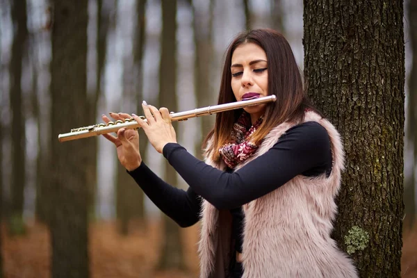 Junge Frau Spielt Flöte Wald — Stockfoto