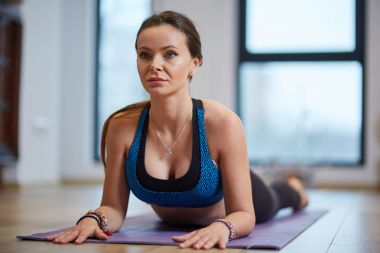 Genç kadın yoga uygulayıcısı veya eğitmen çeşitli teşkil etmektedir (asanas kapalı)