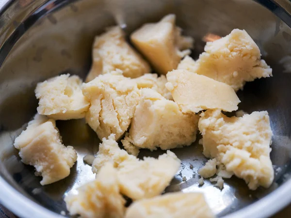 不锈钢碗与成熟的切达奶酪 — 图库照片