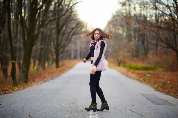 Young Woman Standing Middle Road — Stock Photo, Image