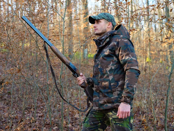 Jäger Camouflage Anzug Mit Doppelbüchse — Stockfoto