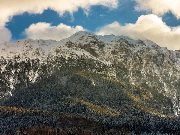 Ψηλά Βουνά Πασπαλισμένες Χιόνι Στο Φως Του Ηλιοβασιλέματος — Φωτογραφία Αρχείου
