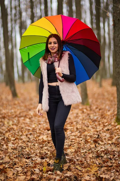 Donna Con Ombrello Colorato Passeggiando Attraverso Foresta — Foto Stock