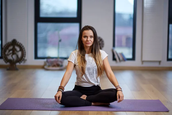 Giovane Praticante Yoga Donna Allenatore Coperto Varie Pose Asana — Foto Stock