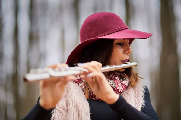 Junge Frau Spielt Flöte Wald — Stockfoto