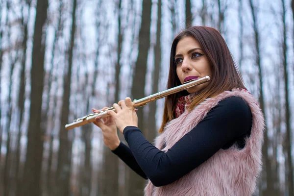 Jeune Femme Jouant Flûte Dans Forêt — Photo