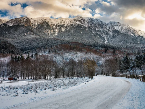 Camino Nevado Las Montañas Invierno —  Fotos de Stock