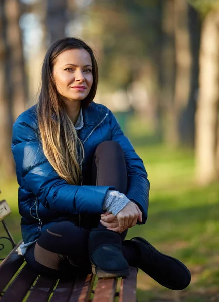 Young Woman Sitting Bench Park — Stock Photo, Image