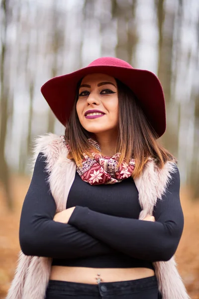 Jonge Vrouw Met Paars Hoed Het Bos — Stockfoto