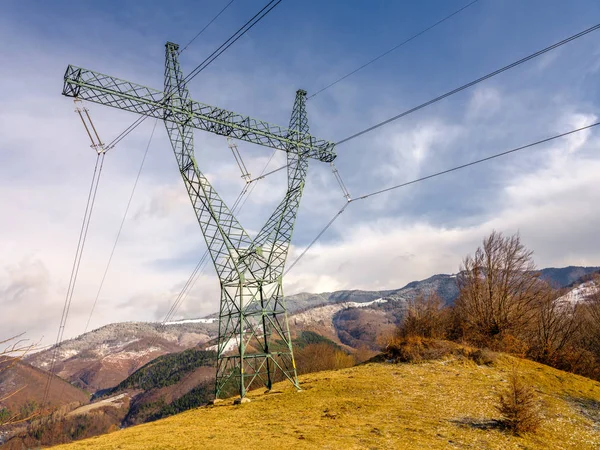 Polak Przesyłowych Energii Elektrycznej Górze — Zdjęcie stockowe