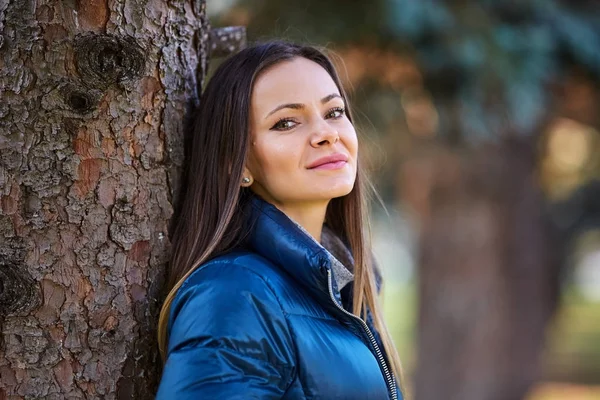 Jonge Vrouw Poseren Buiten Een Park — Stockfoto