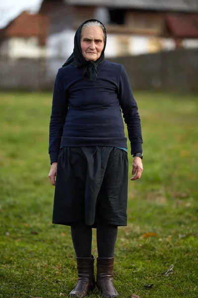 Oude Vrouw Zwarte Buiten Het Platteland — Stockfoto