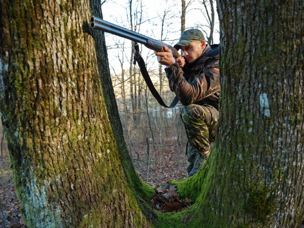 Hunter çift namlulu av tüfeği ile kamuflaj elbiseli