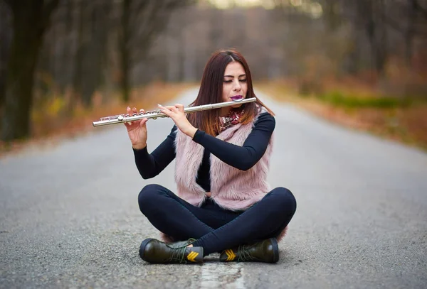 Junge Frau Spielt Flöte Während Sie Mitten Auf Der Straße — Stockfoto