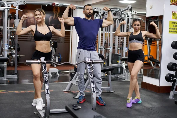 Treinador Fitness Duas Meninas Posando Ginásio — Fotografia de Stock