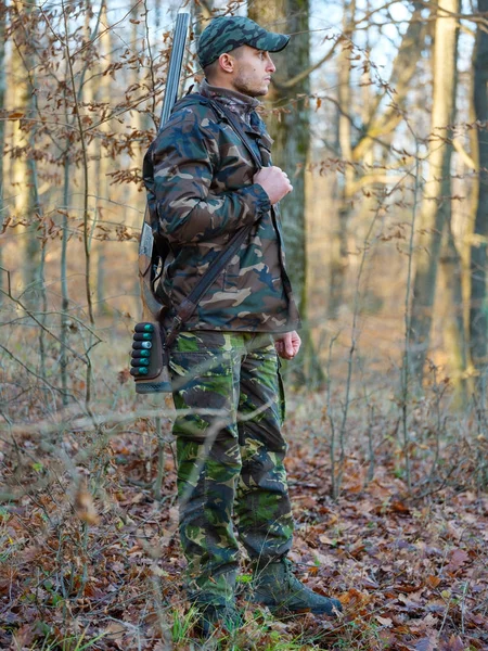 Hunter çift namlulu av tüfeği ile kamuflaj elbiseli