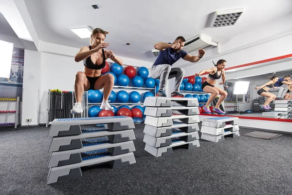 Instructor Fitness Niñas Haciendo Ejercicio Cardiovascular Con Steppers — Foto de Stock