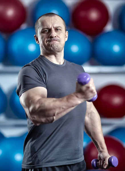 Imagem Engraçada Grande Homem Forte Com Halteres Muito Pequenos — Fotografia de Stock