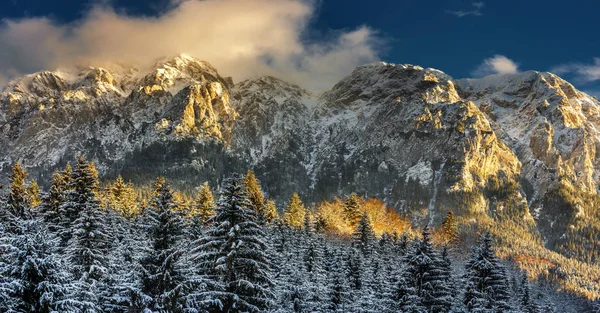 Höga Berg Pulverform Med Snö Solnedgången Ljus — Stockfoto