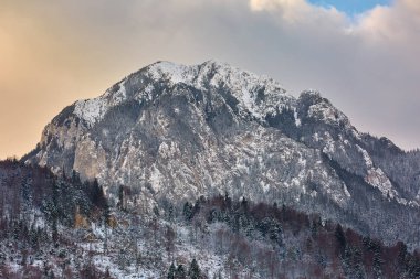 Kışın dağ silsilesi ile manzara