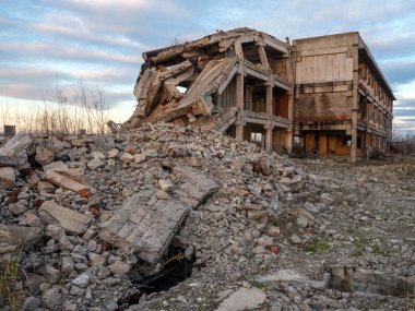 Gün batımında sanayi kalıntıları ile Landcape