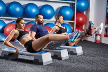 Fitness team ABS yapıyor Stepper spor egzersizi