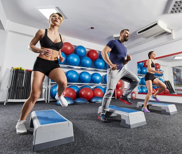 Instructor Fitness Niñas Haciendo Ejercicio Cardiovascular Con Steppers — Foto de Stock