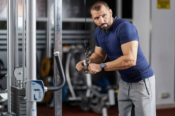 Hombre Haciendo Entrenamiento Tríceps Máquina Cable — Foto de Stock