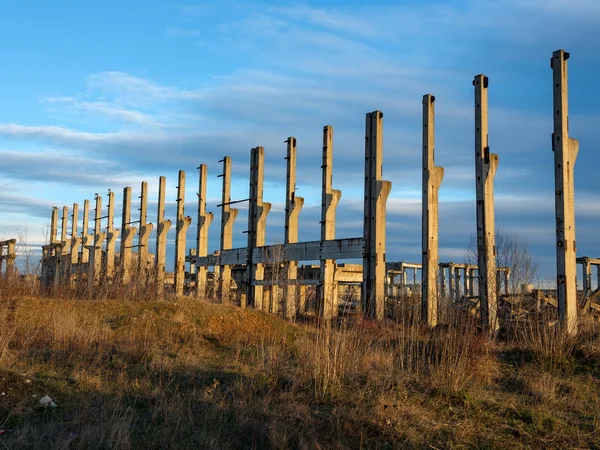 Systembolaget Met Industriële Ruïnes Bij Zonsondergang — Stockfoto