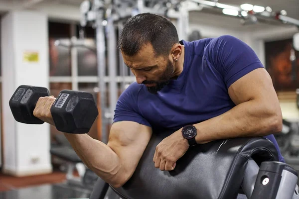 Człowiek Robi Kaznodzieja Którą Biceps Curl Siłowni — Zdjęcie stockowe
