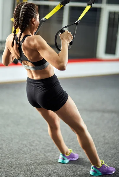 Junge Frau Trainiert Mit Spanngurten Einem Fitnessstudio — Stockfoto