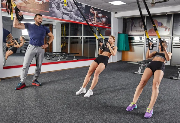 Instructor Estudiantes Trabajando Con Correas Suspensión Gimnasio — Foto de Stock