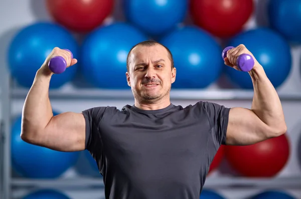 Imagem Engraçada Grande Homem Forte Com Halteres Muito Pequenos — Fotografia de Stock